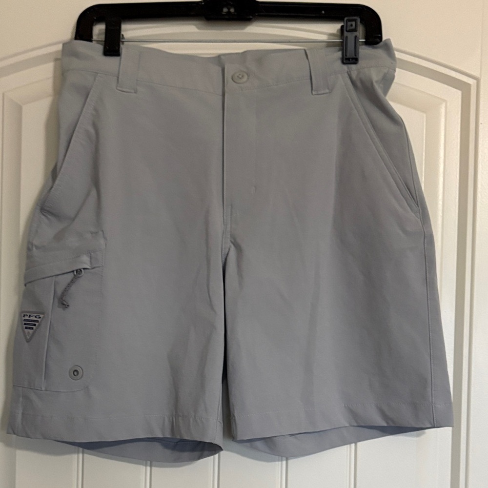 Men's Light Gray Cargo Shorts with Utility Pocket